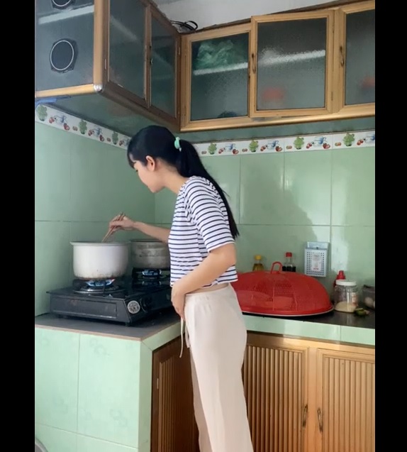 Poster of Đang nấu ăn thì bé nứng
