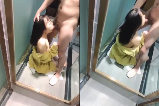 Poster of Em áo vàng bj trước gương cạnh phòng tắm